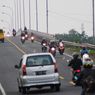 Perilaku yang Dilarang Saat Menyalip Kendaraan Pakai Motor