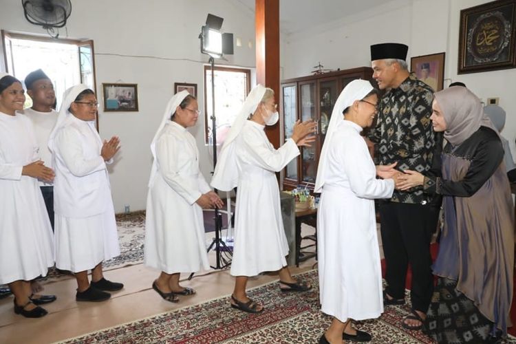 Tangkapan layar Instagram Ganjar Pranowo: Gubernur Jawa Tengah Ganjar Pranowo membuka open house di rumah orang tuanya di Purworejo. Open house ini turut dihadiri berbagai kalangan, mulai dari masyarakat umum, hingga para suster. 