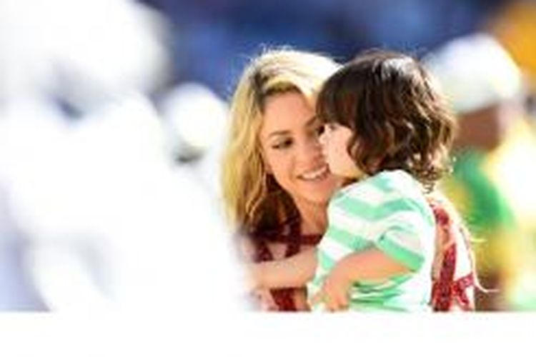 Penyanyi Kolombia, Shakira, menggendong putranya, Milan, saat acara penutupan Piala Dunia 2014, Minggu (13/7/2014), jelang laga antara Argentina dan Jerman di The Maracana Stadium di Rio de Janeiro. Jerman jadi juara setelah menang 1-0.