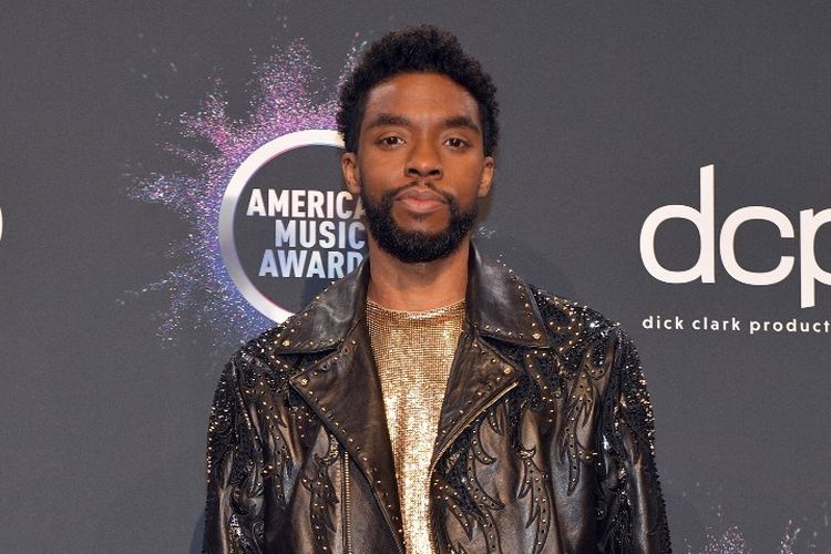 Aktor Chadwick Boseman menghadiri American Music Awards 2019 yang digelar pada Microsoft Theater di Los Angeles, California, pada 24 November 2019.  