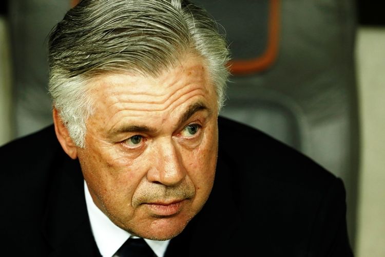 Ekspresi pelatih Bayern Muenchen, Carlon Ancelotti, saat menyaksikan permainan anak asuhnya dalam pertandingan pertama perempat final Liga Champions kontra Real Madrid, 12 April 2017. 