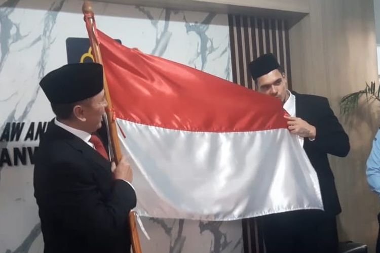 Shayne Pattynama mencium bendera Merah Putih setelah mengucap sumpah janji setia pewarganegaraan Republik Indonesia di Kantor Wilayah Kementerian Hukum dan HAM DKI Jakarta pada Selasa (24/1/2023) sore WIB. 