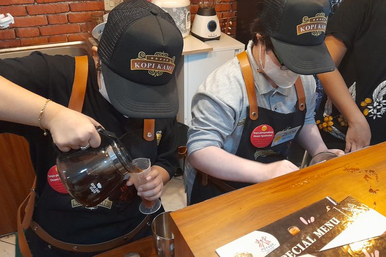 Zeina, barista berkebutuhan khusus di Kopi Kamu Jaksel, sedang membuat pesanan kopi dengan Nabila.