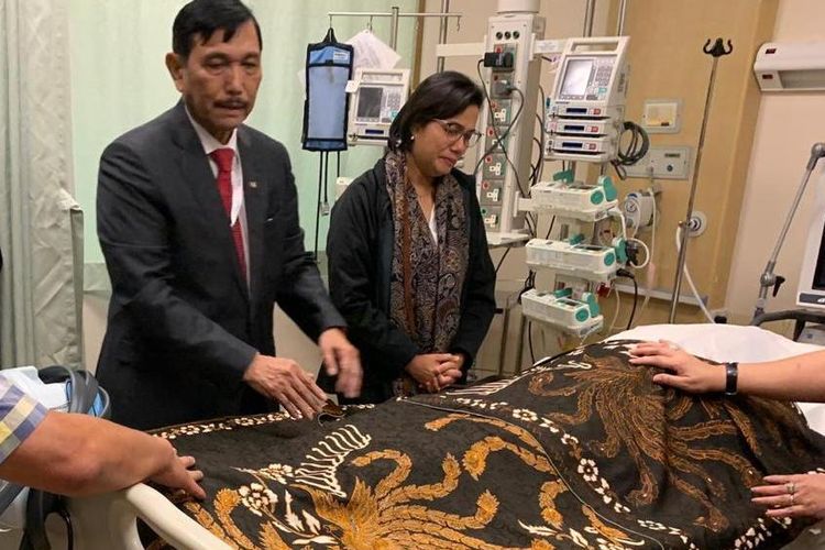 Menteri Koordinator Bidang Kemaritiman Luhut Binsar Panjaitan yang didampingi Menteri Keuangan Sri Mulyani, saat berada di dekat jenazah Ani Yudhoyono