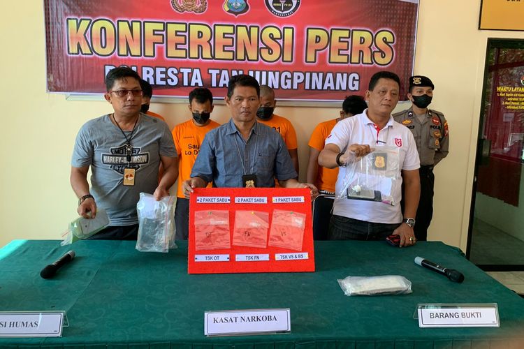 Ekspos pengungkapan kasus narkoba yang melibatkan tenaga honorer Pemprov Kepri di Polresta Tanjungpinang, Jumat (11/11/2022).