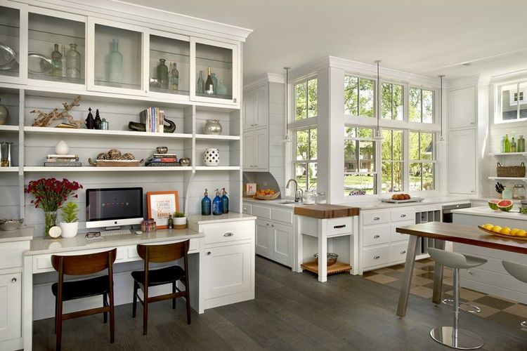 Lemari dapur besar menyediakan ruang kerja yang nyaman, karya Charles Vincent George Architects
