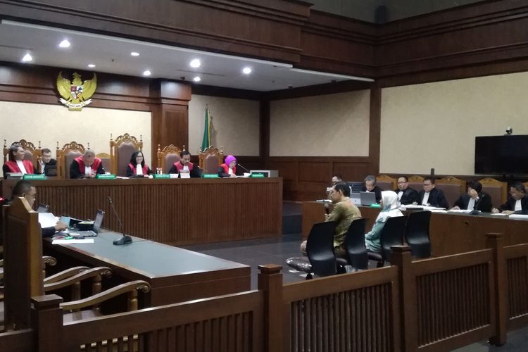 Sidang pemeriksaan saksi untuk adik mantan Gubernur Banten Ratu Atut Chosiyah, Tubagus Chaeri Wardana.