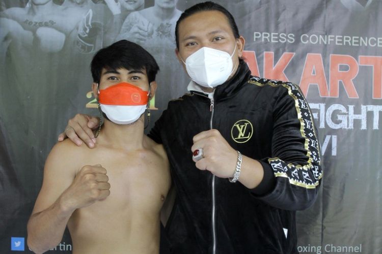 Promotor tinju internasional Martin Daniel dari Martin Daniel Promotions (kanan) bersama petinju Sunan Agung Amoragam (kiri). Sunan Agung, peraih medali perunggu Asian Games 2018 Jakarta akan memulai debut profesionalnya pada Jakarta Big Fights ke-XVI di Studio 6 MNC, Jakarta, Sabtu (28/8/2021).
