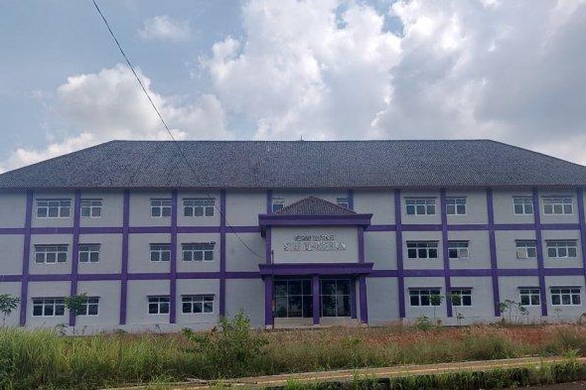 Penampakan area kampus STAI Al-Ruzhan milik mantan Wagub Jawa Barat Uu Ruzhanul Ulum yang berada di Kampung Cibeureum, Desa Cilangkap, Manonjaya, Kabupaten Tasikmalaya, Selasa (29/4/2025) 

