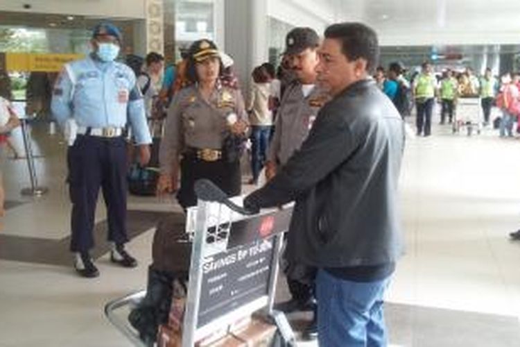 Arsyad Longso  (jaket hitam) saat bersama petugas Polsek Bandara. 