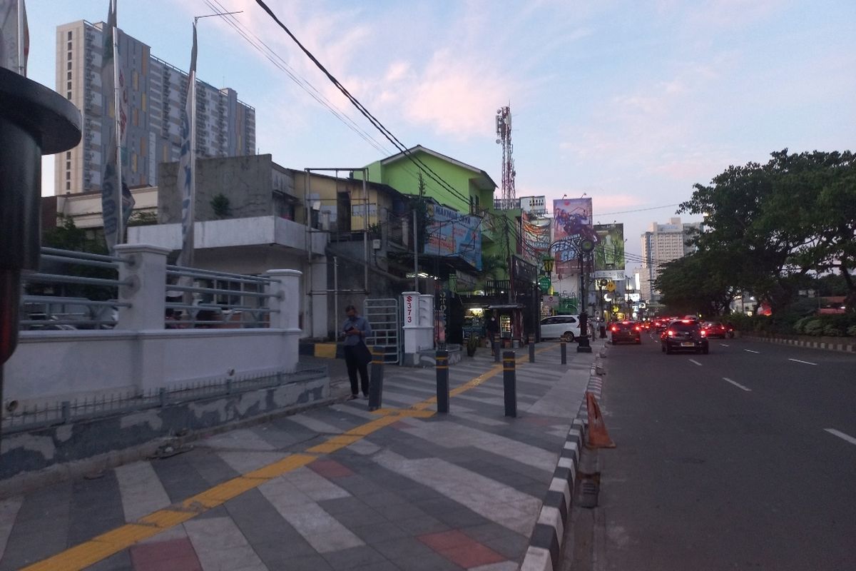 Hasil penataan trotoar Jalan Raya Margonda segmen III, tak ada bangku hingga jalur sepeda.