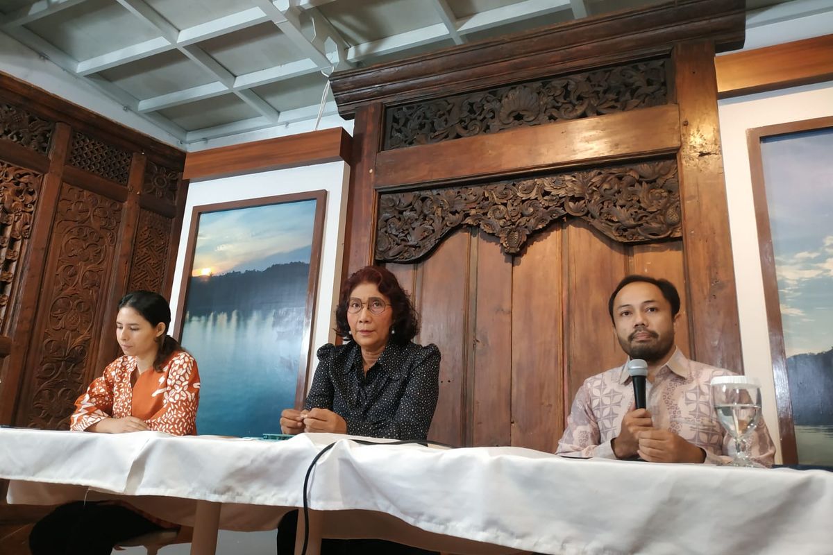 Founder Susi Air, Susi Pudjiastuti dalam konferensi pers di SA Residence, Jakarta Timur, Rabu (1/3/2023).