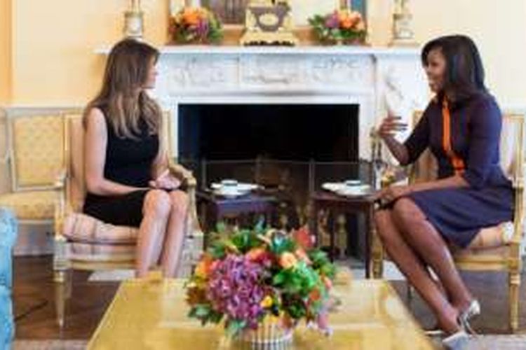 Ibu negara Michelle Obama sedang bercakap-cakap dengan calon penerusnya, Melania Trump di Gedung Putih, Kamis (10/11/2016).