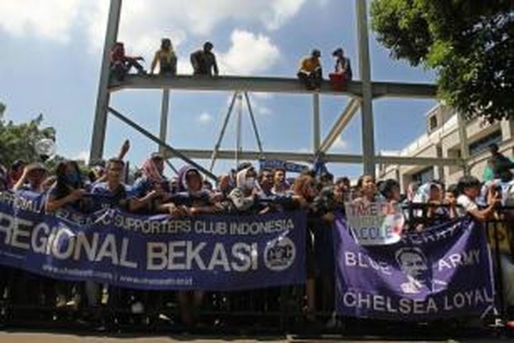 Penggemar memenuhi pintu masuk Bandara Halim Perdanakusuma, Jakarta Timur, menyambut  kedatangan tim Chelsea, Selasa (23/7/2013). Chelsea akan melakukan pertandingan persahabatan melawan tim Indonesia All Star pada Kamis, 25 Juli 2013.