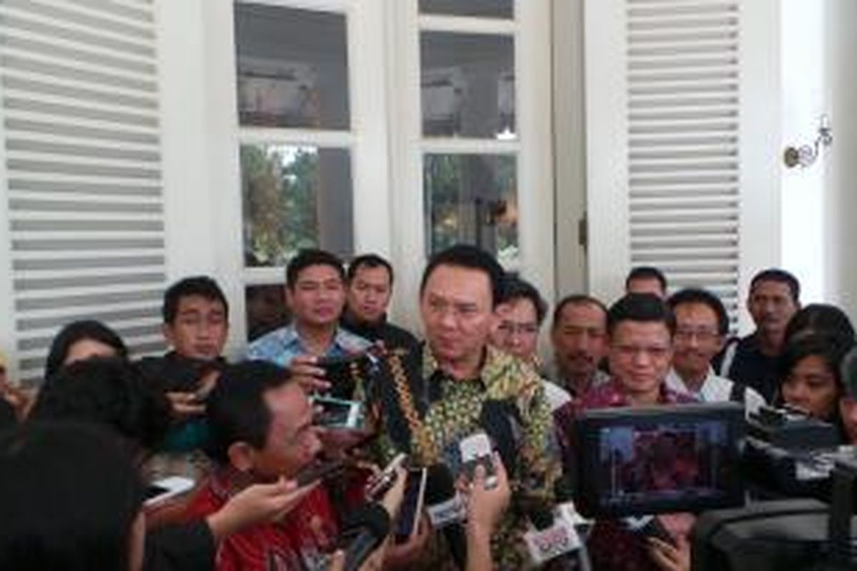 Gubernur DKI Jakarta Basuki Tjahaja Purnama bersama General Manager (GM) Perusahaan Listrik Negara (PLN) Distribusi Jakarta Raya dan Tangerang (Disjaya dan Tangerang), Haryanto WS di Balai Kota, Kamis (12/2/2015). 