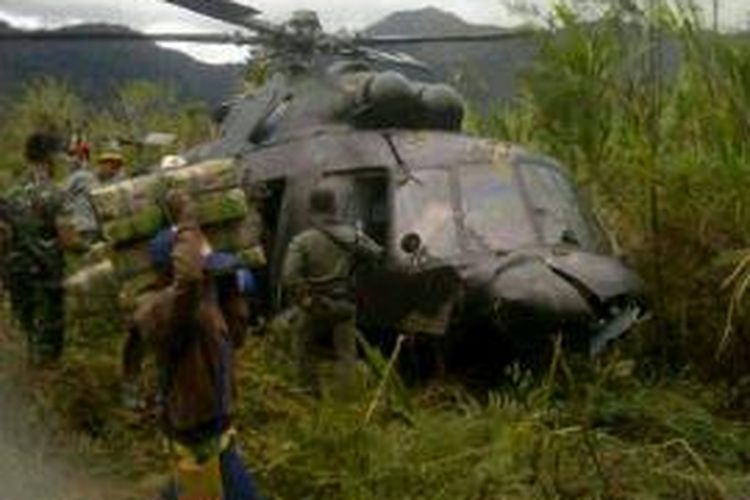 Ilustrasi: Helikopter TNI AD jenis MI-17 yang melakukan pendaratan darurat di Kampung Abnu Sibil, Distrik Okbibab, Kabupaten Pegunungan Bintang. Terlihat sejumlah bagian pesawat mengalami kerusakan, sementara personil TNI dari Koramil Okbibab dan Satgas 126 mengangkut logistik serta berjaga di lokasi kejadian.