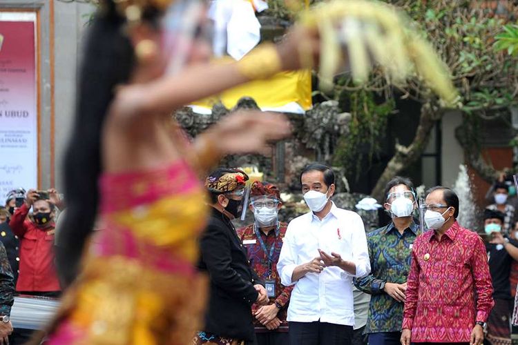 Presiden Joko Widodo (tengah), Menteri Kesehatan Budi Gunadi Sadikin (kedua kanan), Menteri Pariwisata dan Ekonomi Kreatif Sandiaga Salahuddin Uno (kedua kiri), Gubernur Bali Wayan Koster (kanan) dan Wagub Bali Tjokorda Oka Artha Ardana Sukawati (kiri) berbincang saat meninjau proses vaksinasi COVID-19 di Puri Ubud, Gianyar, Bali, Selasa (16/3/2021). Kunjungan tersebut dilakukan Presiden Jokowi untuk melihat secara langsung proses vaksinasi secara massal kepada para pelayan publik, tokoh agama dan adat serta masyarakat setempat.