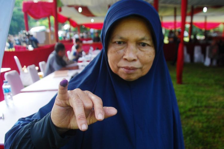 Seorang warga menunjukkan tinta di jarinya usai menggunakan hak suaranya di TPS 17, Desa Bojongkoneng, Kecamatan Babakan Madang, Kabupaten Bogor, Rabu (27/6/2018).