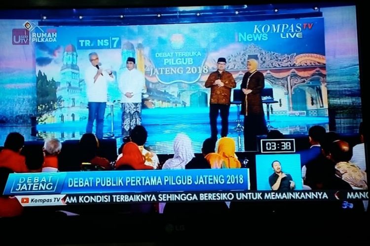 Dua pasang calon gubernur dan calon wakil gubernur Jawa Tengah, Ganjar Pranowo-Taj Yasin dan Sudirman Said-Ida Fauziyah, dalam debat perdana Pilkada Jateng di Hotel Patra, Semarang, Jumat (20/4/2018).