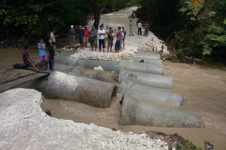 Jembatan Mapoli putus diterbang banjir 3 meter. Karena putus, jembatan darurat ini pun dirobohkan untuk dibangun kembali.