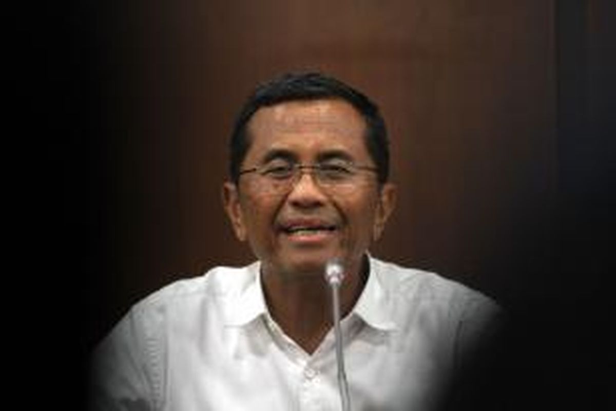 Menteri BUMN, Dahlan Iskan saat menjelaskan rencana pembangunan monorel, di kantor Kementerian BUMN, Jakarta Pusat, Kamis (7/2/2013).    