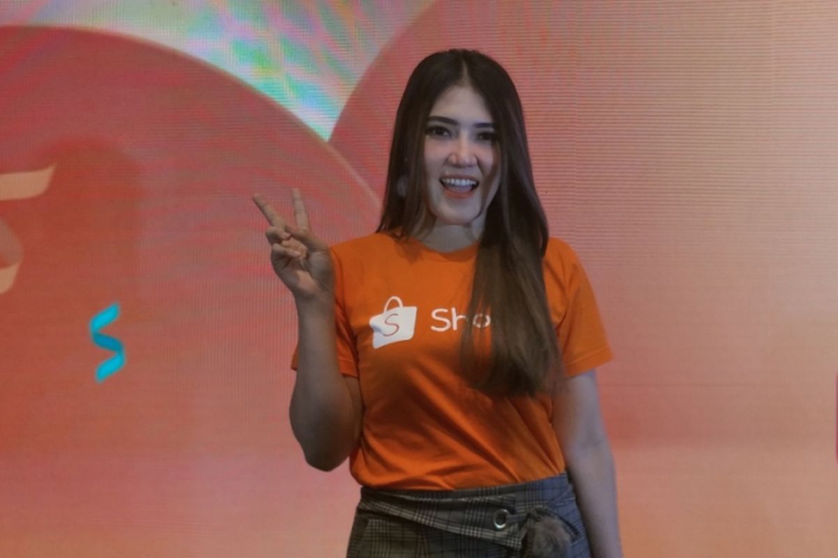 Via Vallen saat diperkenalkan sebagai brand ambassador Shopee yang baru di Ayana Midplaza, Jakarta Pusat, Kamis (23/8/2018).