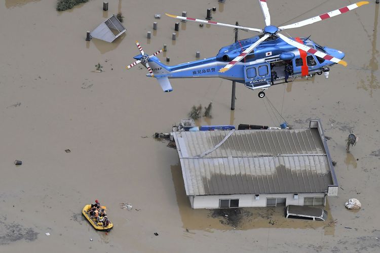 Helikopter melakukan operasi penyelamat di area terdampak banjir di Hitoyoshi, prefektur Kumamoto, Jepang, pada Sabtu (4/7/2020). Hujan deras yang mengguyur daerah tersebut memicu banjir besar dan tanah longsor, membuat belasan orang diduga tewas, beberapa orang hilang, dan puluhan lainnya terjebak di atap rumah menunggu bantuan evakuasi.