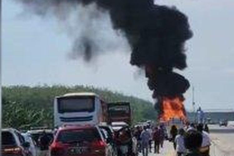 Truk pikap terbakar di Jalan Tol Medan-Tebingtinggi, Senin (5/6/2023).
