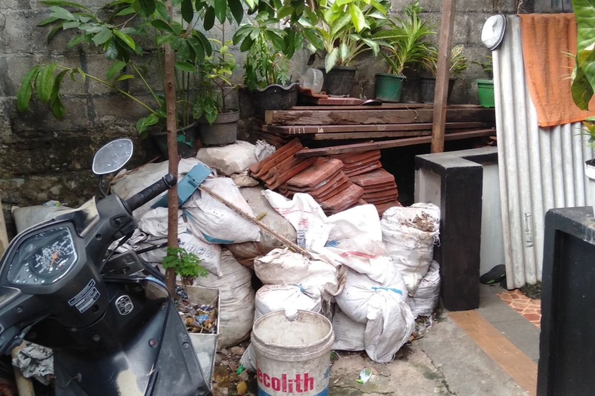 Tempat anak ular kobra keluar dari selokan dan masuk ke rumah warga di kawasan Pasar Minggu, Jakarta Selatan, Selasa (17/12/2019)