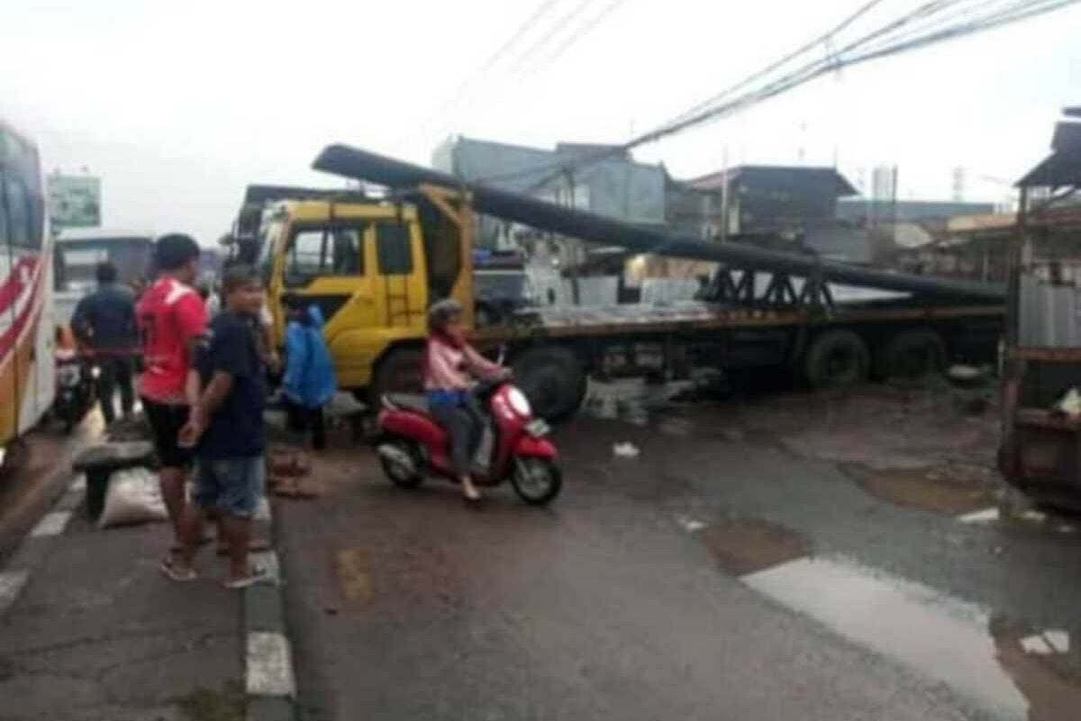Sebuah truk diduga mogok di depan Pasar Kosambi, Jalan Raya Kosambi Kecamatan Klari, Kabupaten Karawang, Jawa Barat, Jumat (24/2/2023) pagi.
