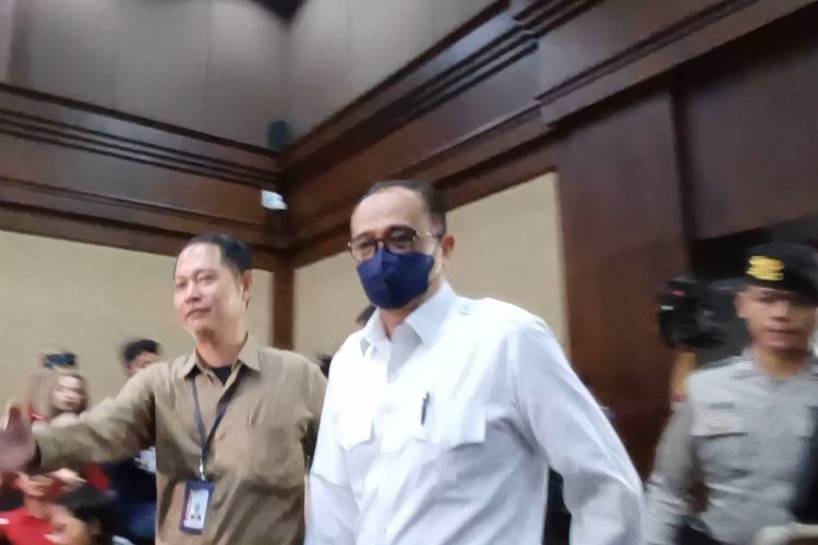 Terdakwa kasus gratifikasi dan TPPU, Rafael Alun Trisambodo saat memasuki ruang sidang PN Tipikor Jakarta, Kamis (4/1/2024) 