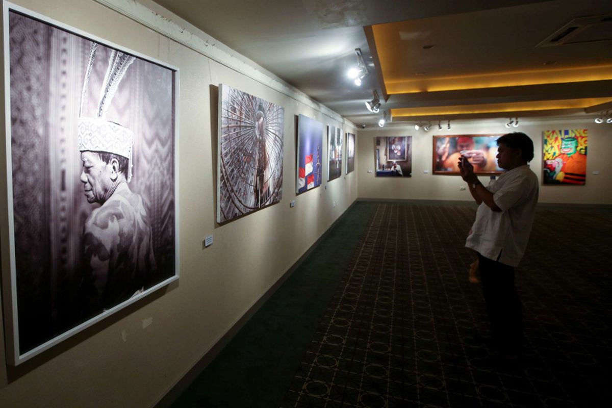 Pengunjung menyaksikan pameran Pang! No Border, No Class di Galeri Cipta 3, Taman Ismail Marzuki, Jakarta, Sabtu (21/4/2018). Pameran yang menampilkan karya empat seniman yaitu Amien Kamil, Refi Mascot, Mike Marjinal, dan Bob Marjinal akan berlangsung hingga 30 April 2018 mendatang.