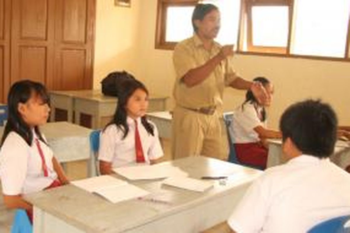 Menurut Mendikbud Anies Baswedan, mengelola pendidikan tidaklah mudah. Sebagian beban pengelolaan jatuh ke daerah walaupun seringkali masalah muncul dari pusat.
