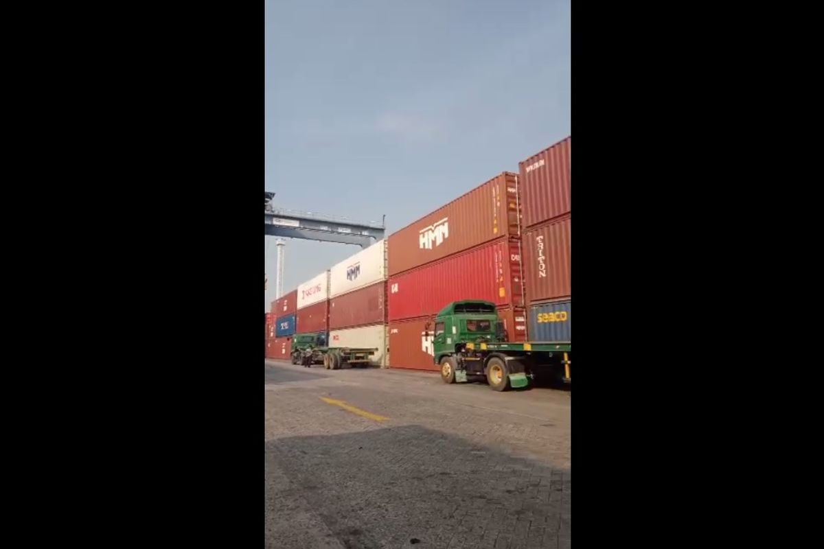 Seorang sopir merekam situasi Pelabuhan Tanjung Priok yang tampak lengang dari kegiatan bongkar muat peti kemas. Video rekaman ini viral di media sosial pada Sabtu (12/6/2021). Sepinya kegiatan bongkar muat peti kemas diduga akibat dari efek penertiban pungli di Pelabuhan Tanjung Priok.