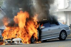 Simak Cara Menyelamatkan Mobil yang Tiba-tiba Terbakar di Jalan