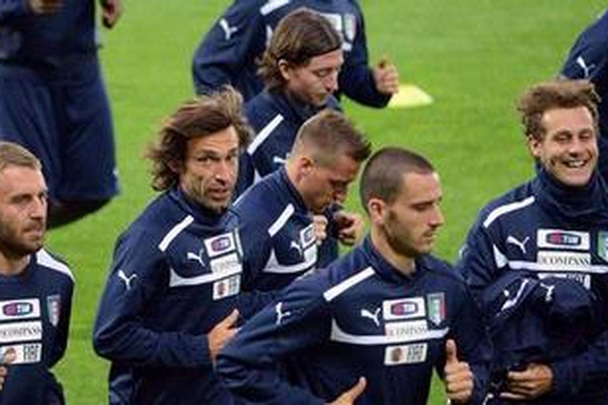 Gelandang Italia, Andrea Pirlo (kedua dari kiri), dalam sesi latihan, di Krakow Stadium, 5 Juni 2012.
