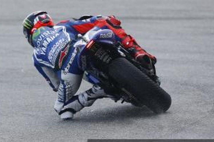 Pebalap Movistar Yamaha asal Spanyol, Jorge Lorenzo, memacu motornya di Sirkuit Sepang pada Sesi latihan bebas kedua GP Malaysia, Jumat (24/10/2014). 