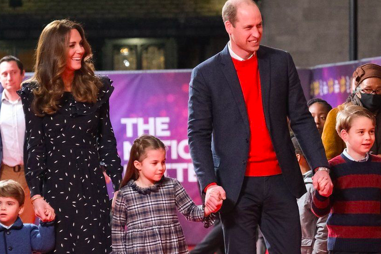 Pangeran William dan Kate Middleton dan ketiga putra-putrinya yakni, Pangeran Louis, Puteri Charlotte dan Pangeran George.