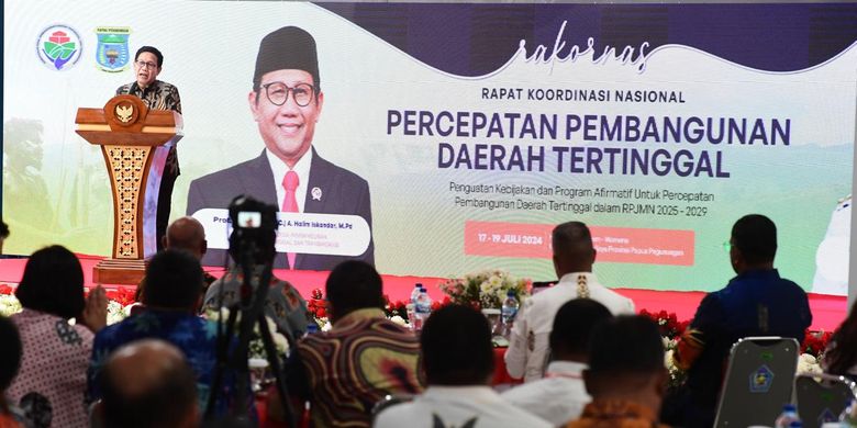 Menteri Desa, Pembangunan Daerah Tertinggal, dan Transmigrasi (Menteri Desa PDTT) Abdul Halim Iskandar atau Gus Halim saat membuka acara Rapat Koordinasi Nasional (Rakornas) Percepatan Pembangunan Daerah Tertinggal 2024 di Wamena, Kabupaten Jayawijaya, Papua Pegunungan, pada Rabu (17/7/2024).