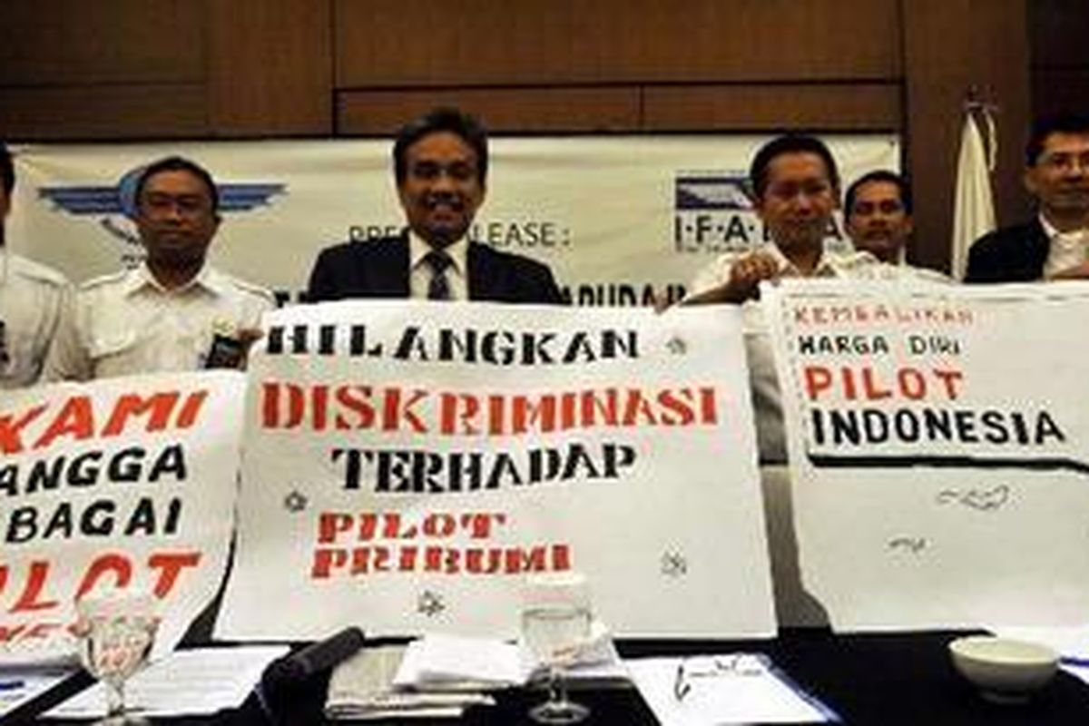 Sejumlah pilot PT Garuda Indonesia yang tergabung dalam Asosiasi Pilot Garuda pernah menyampaikan keresahan mereka, terkait perbedaan gaji di Garuda antara pilot Indonesia dengan pilot asing di Jakarta, Selasa (12/7/2011). Mereka menuntut agar manajemen Garuda tidak berlaku diskriminatif.  