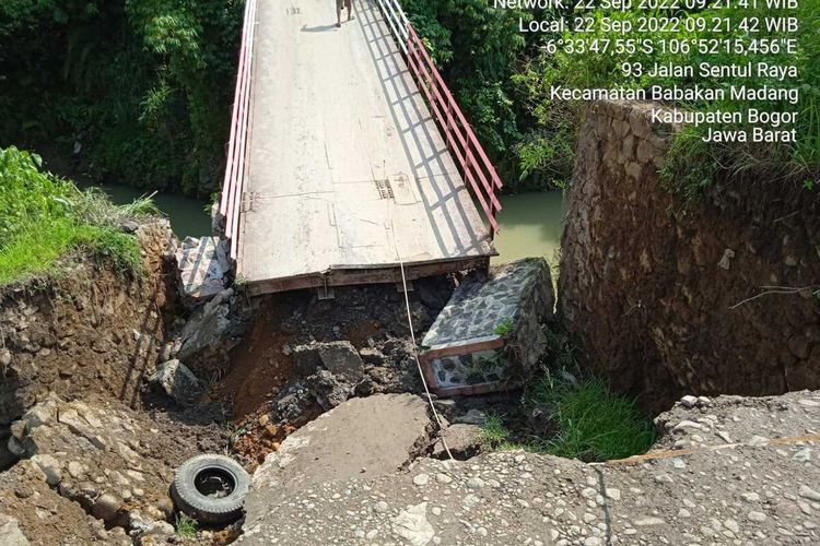 Jembatan penghubung kampung di Desa Babakan Madang, Kecamatan Babakan Madang, Kabupaten Bogor, Jawa Barat, ambles Kamis (22/9/2022).