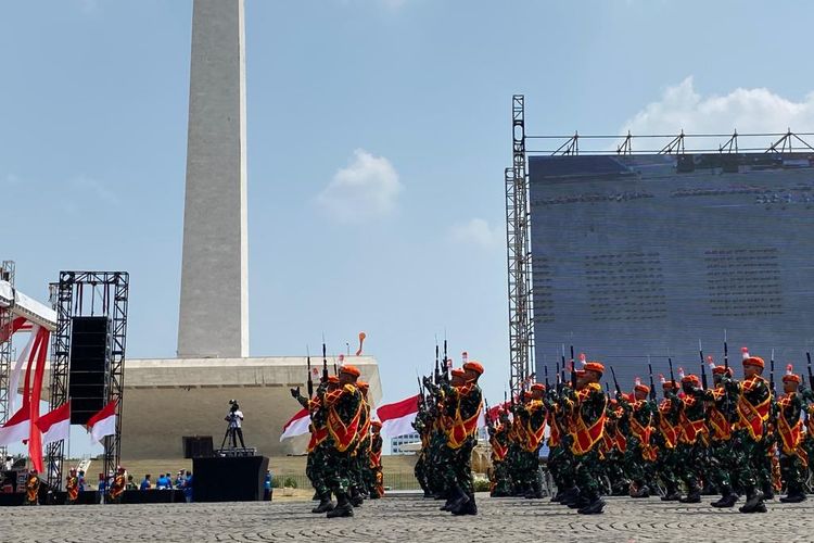 Demonstrasi kolose senapan dalam gradi resik HUT ke-78 TNI di Monumen Nasional (Monas), Jakarta Pusat, Selasa (3/10/2023).
