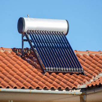 Ilustrasi water heater tenaga surya atau solar water heater. 