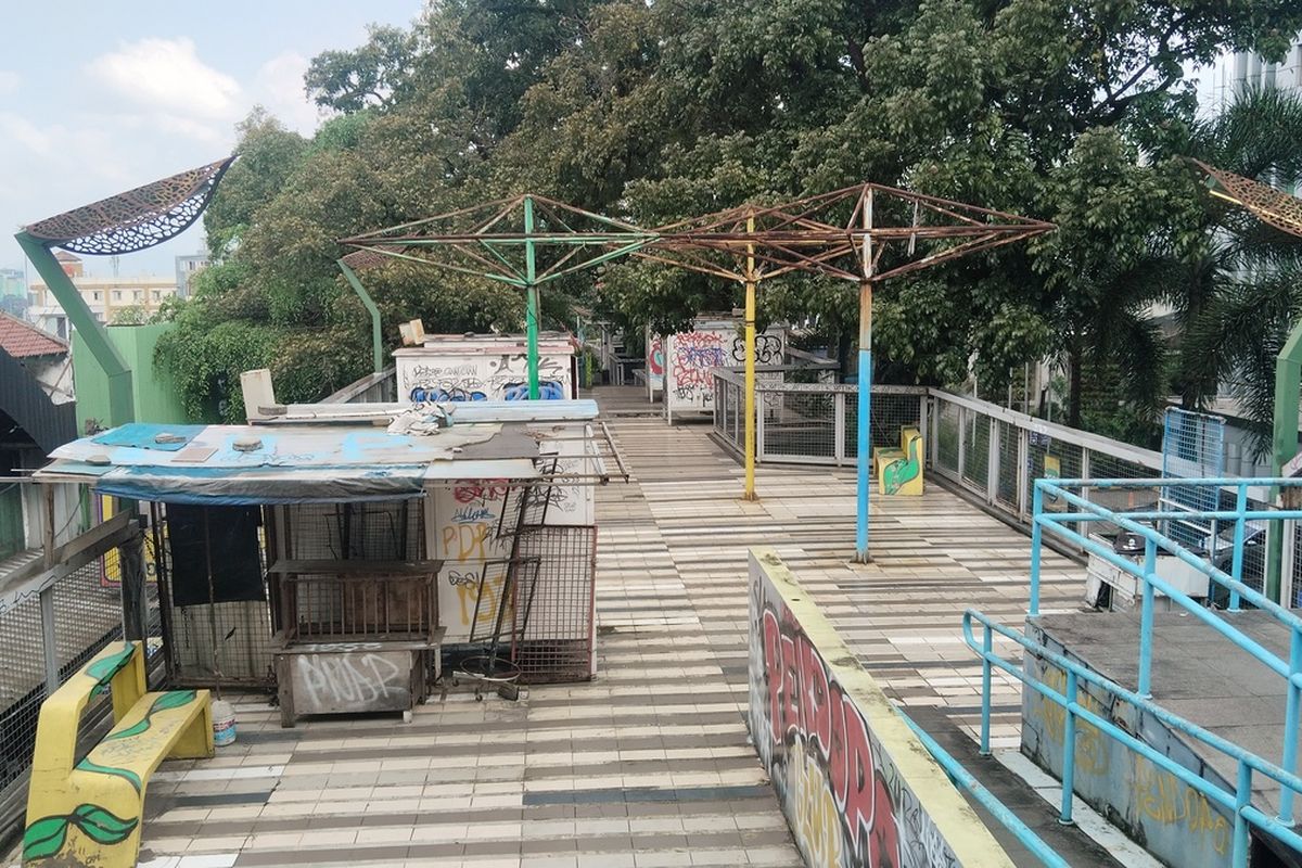 Kondisi Teras Cihampelas saat ini, banyak vandalisme dan kerusakan beberapa ornamen