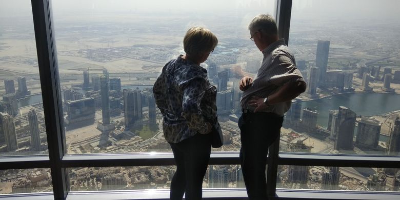 Wisatawan sedang menikmati suasana di lantai 125 Gedung Burj Khalifa, Dubai, Uni Emirates Arab, Kamis (27/10/2017). Burj Khalifa memiliki tinggi 868 meter atau 2.717 meter di atas permukaan laut. Tinggi Burj Khalifa sendiri dua kali lipat Menara Eiffel, Paris dan lebih tinggi dari Gunung Bromo bila diukur dari permukaan laut.