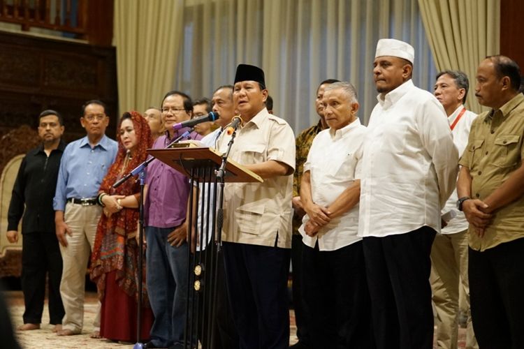 Calon presiden nomor urut 02 Prabowo Subianto saat menggelar konferensi pers di kediaman pribadinya, Jalan Kertanegara, Jakarta Selatan, Rabu (8/5/2019).