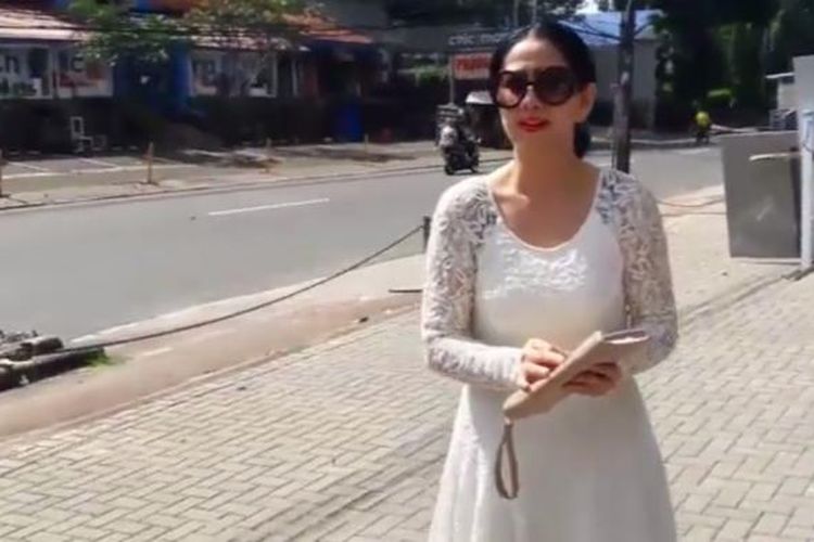 Venna Melinda menggunakan hak pilihnya dalam Pilkada DKI Jakarta di TPS 14, kawasan Kemang, Jakarta Selatan, Rabu (15/2/2017).