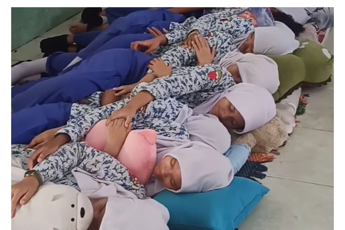 Siswa di SMPN 39 Surabaya bisa tidur siang di sekolah. 