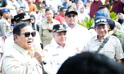 Mendagri Tito Dampingi Presiden Prabowo Tinjau Wilayah Terdampak Bencana di Sumbar