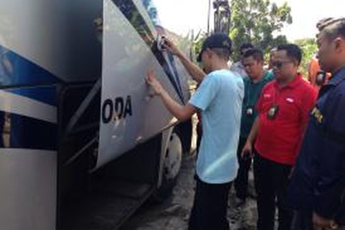 RAB (24), perampok barang-barang penumpang bus Damri Blok M - Bandara Soekarno-Hatta memperagakan cara dia mencuri di pool bus Bandara Soekarno-Hatta, Kamis (16/7/2015). 